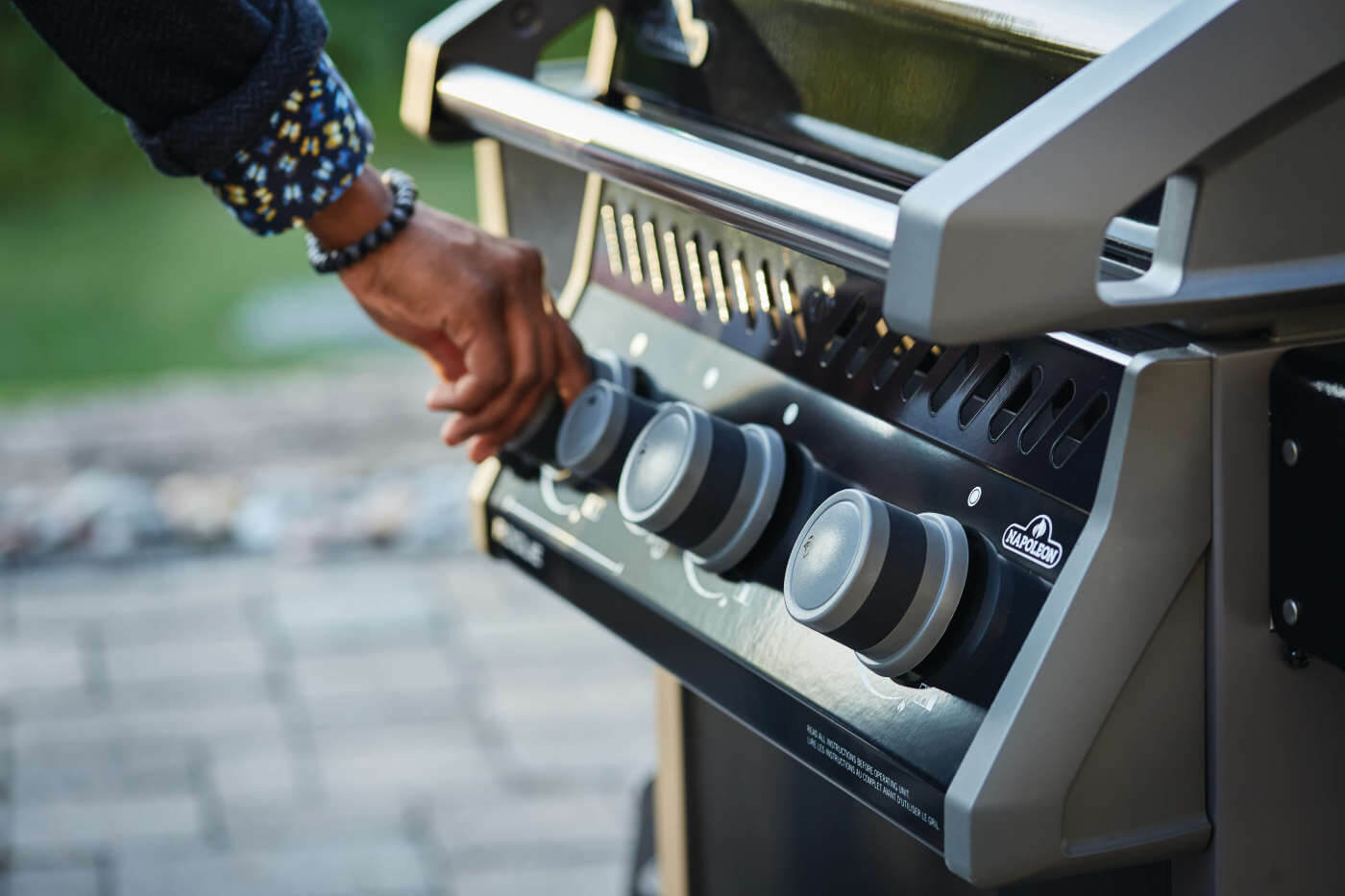Rogue® 425 Natural Gas Grill with Range Side Burner, Black