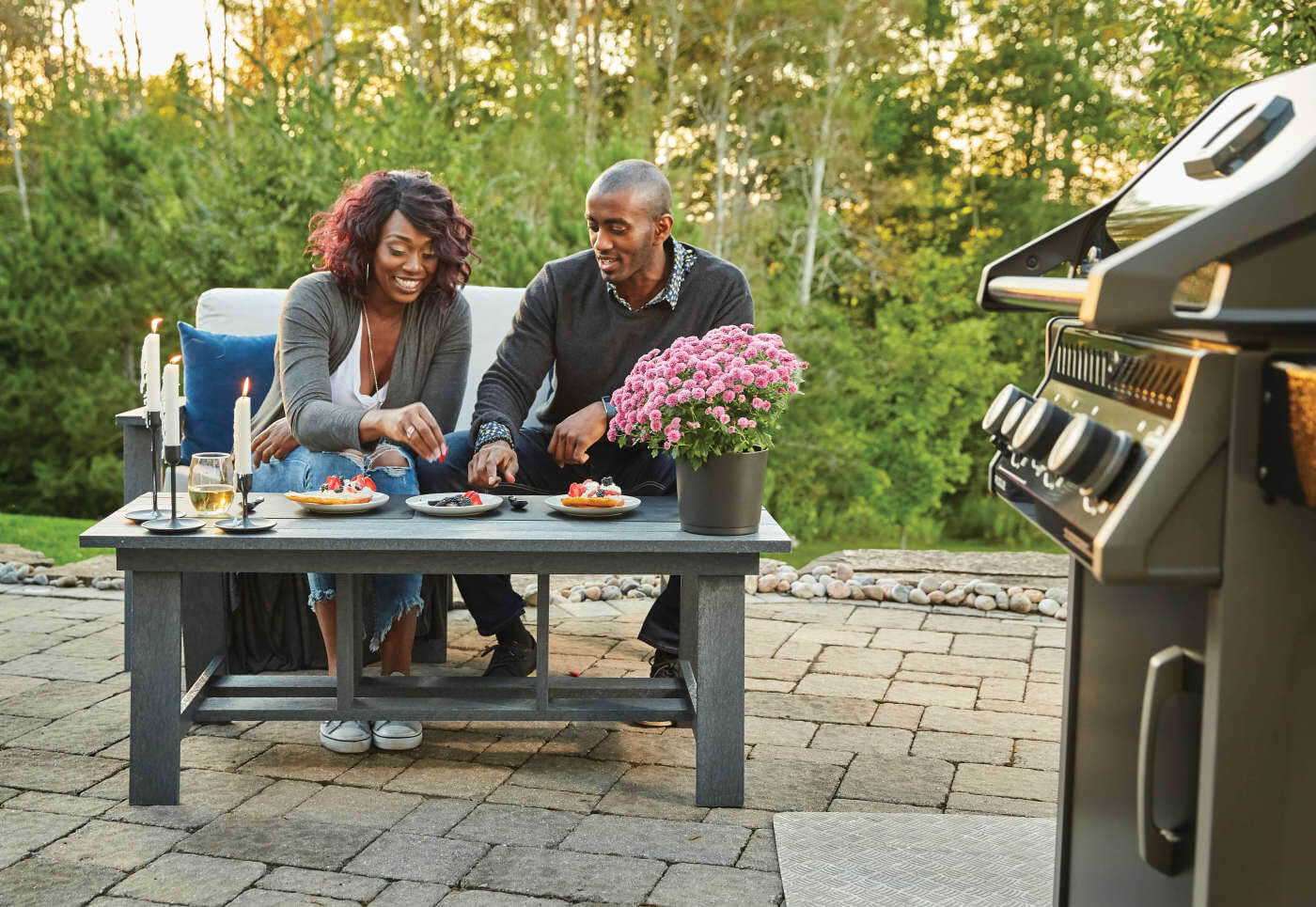 Rogue® 425 Natural Gas Grill with Range Side Burner, Black