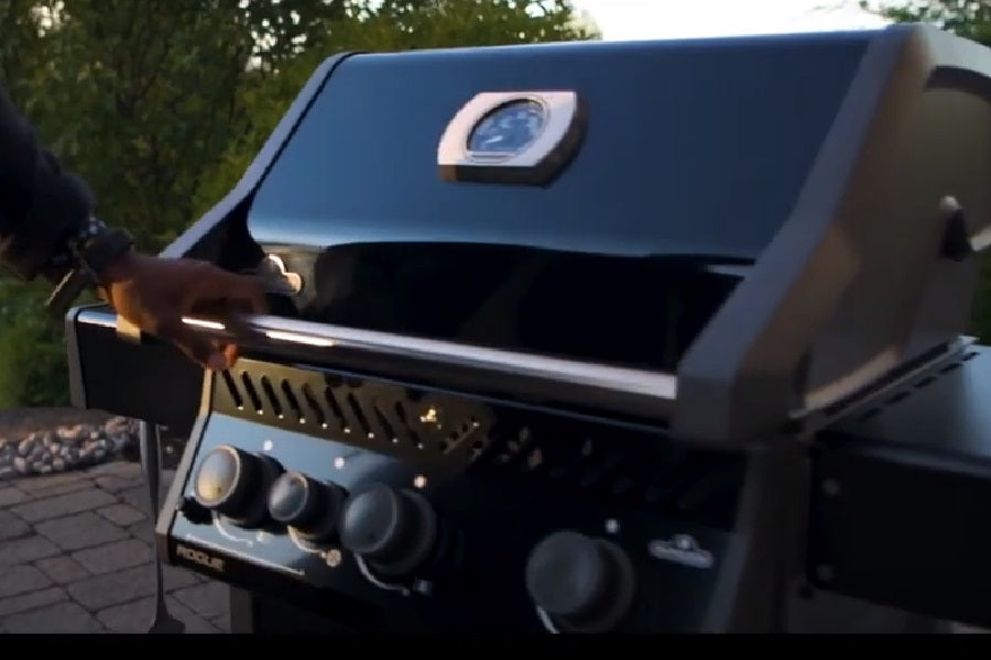 Rogue® 425 Natural Gas Grill, Black