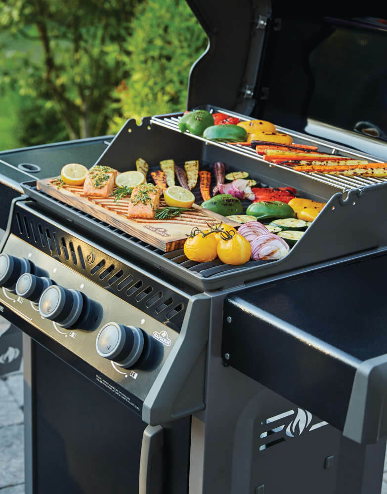 Rogue® 425 Natural Gas Grill with Range Side Burner, Black