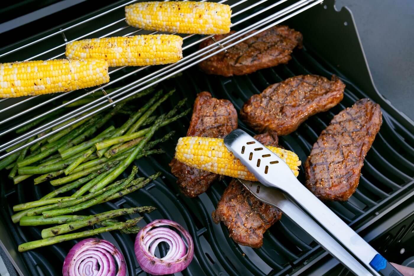 Rogue® 425 Natural Gas Grill with Range Side Burner, Black