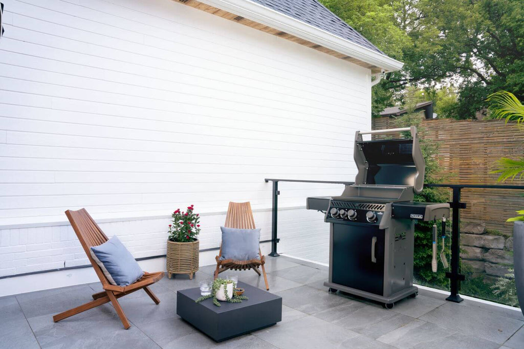 Rogue® 425 Natural Gas Grill with Range Side Burner, Black