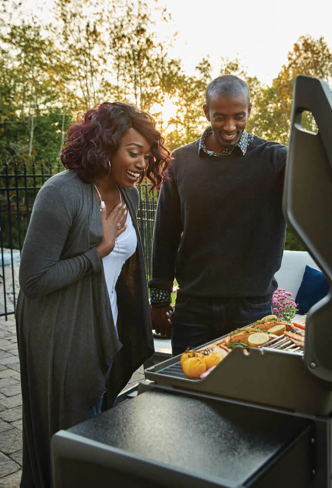 Rogue® 425 Natural Gas Grill with Range Side Burner, Black