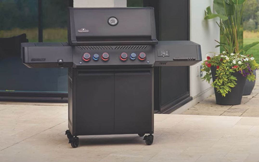 Phantom Prestige® 500 Connected, Propane Gas Grill with Infrared Side and Rear Burner, Matte Black