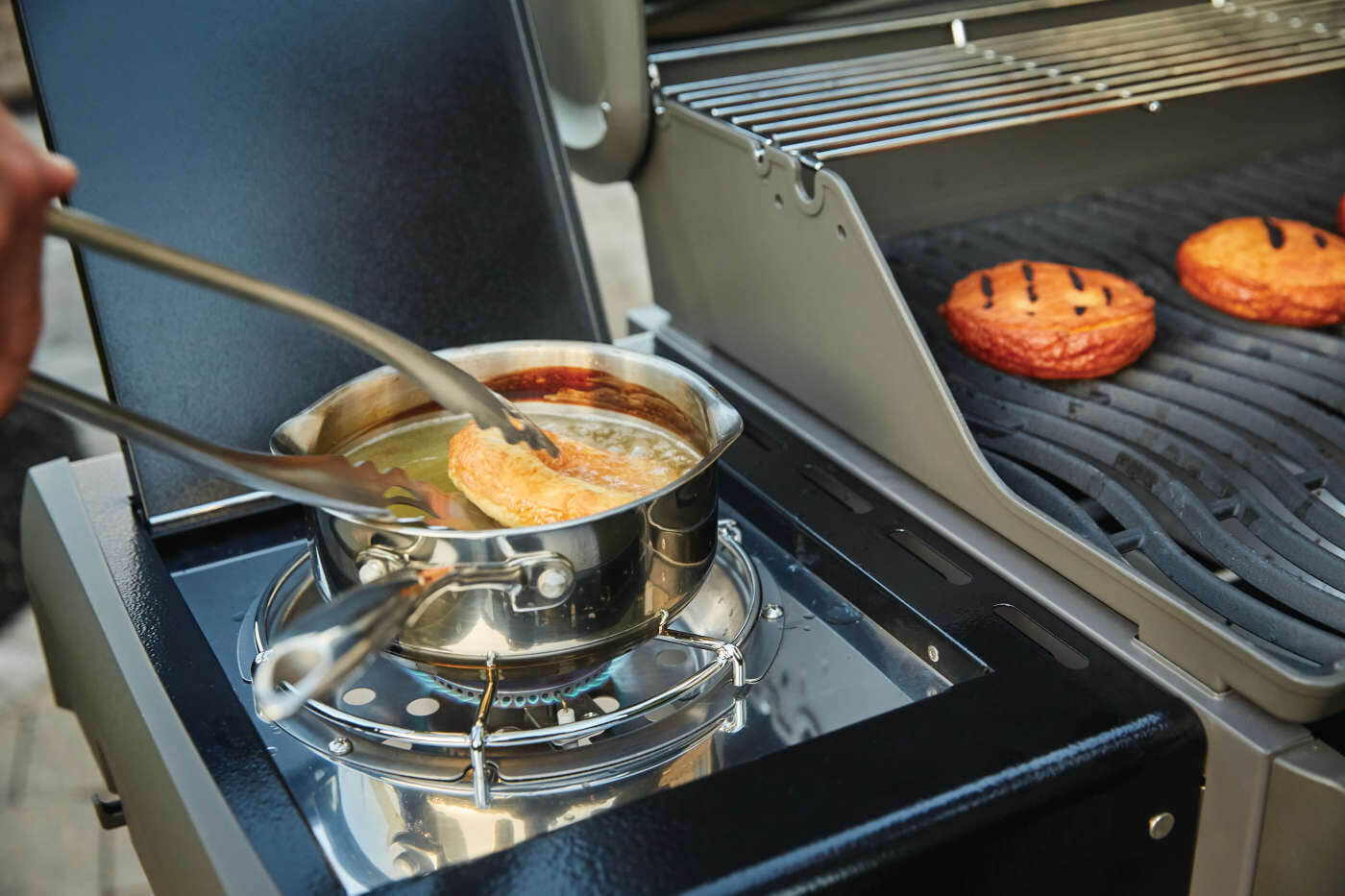 Rogue® 425 Natural Gas Grill with Range Side Burner, Black